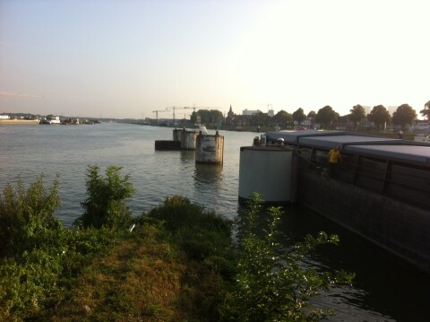 Zaagwerk betonnen poeren haven Maasbracht sept 2013 001