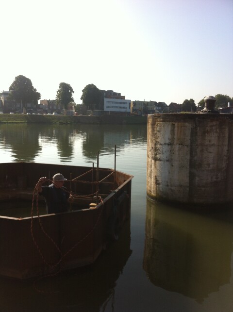 Zaagwerk betonnen poeren haven Maasbracht sept 2013 004