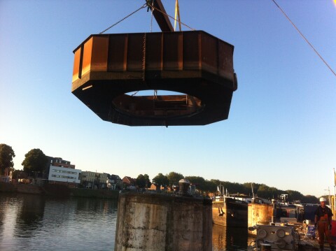 Zaagwerk betonnen poeren haven Maasbracht sept 2013 012