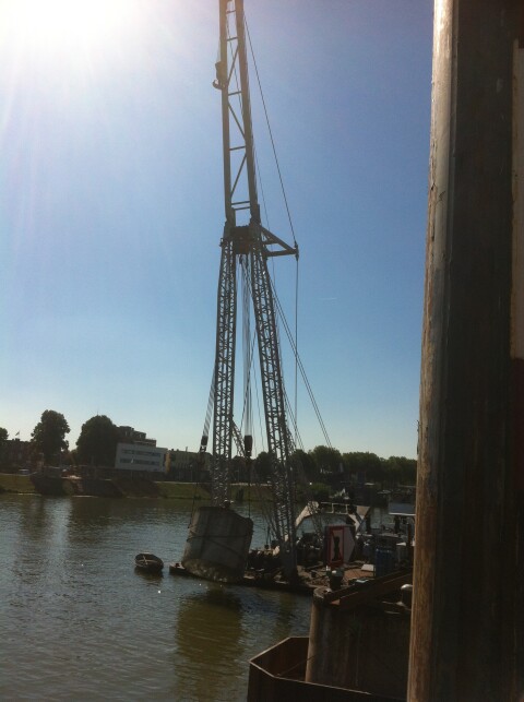 Zaagwerk betonnen poeren haven Maasbracht sept 2013 020