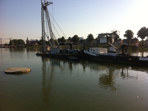 Zaagwerk betonnen poeren haven Maasbracht sept 2013 024